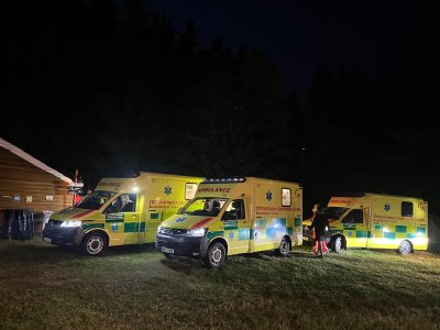 Pět pozemních posádek a letecká záchranná služba ZZS JčK zasahovaly na Jindřichohradecku u hromadného zasažení bleskem
